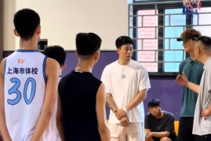 王哲林/張鎮(zhèn)麟現(xiàn)身上海市體校 指導(dǎo)隊(duì)中小球員訓(xùn)練細(xì)節(jié)