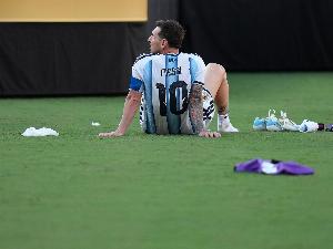 記者：梅西乘坐私人飛機返回家鄉，當地時間20:34抵達